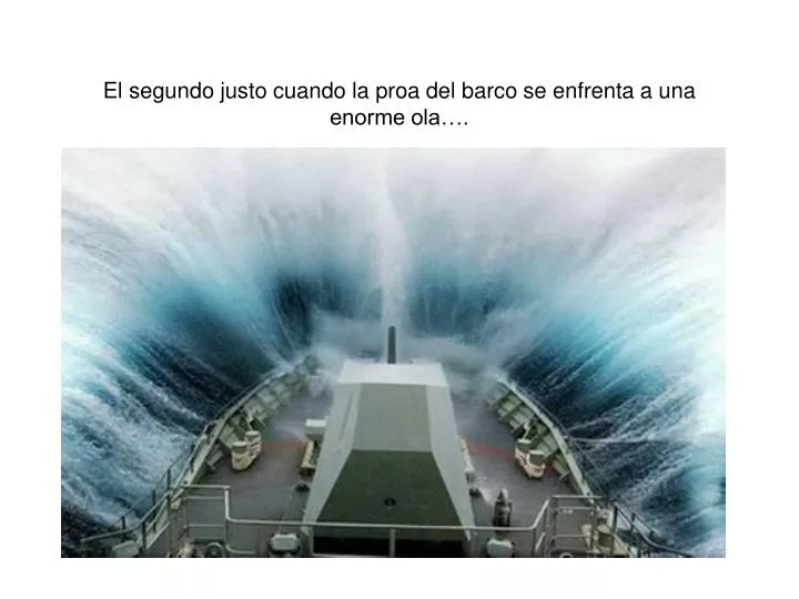 el segundo justo cuando la proa del barco se enfrenta a una enorme ola