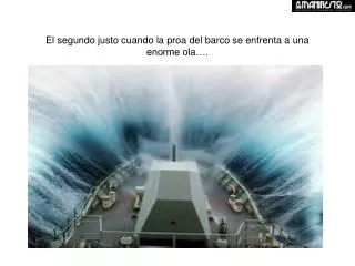 el segundo justo cuando la proa del barco se enfrenta a una enorme ola