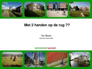 met 2 handen op de rug